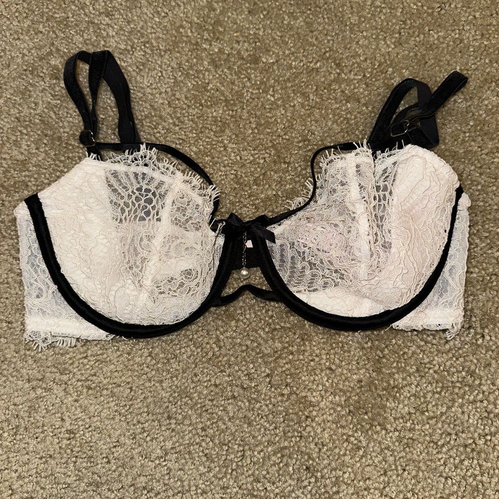 Victoria's Secret Lace Underwire Bra - Black & White